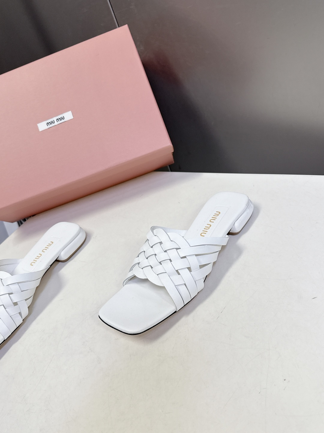 MIUMIU缪缪2026春夏最新款 时装鞋 凉鞋 超多明星网红种草 miu家超火的小方头设计风格 性感时