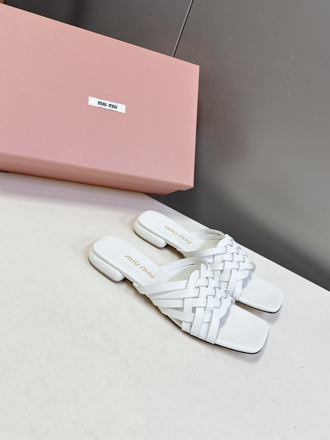 MIUMIU缪缪2026春夏最新款 时装鞋 凉鞋 超多明星网红种草 miu家超火的小方头设计风格 性感时