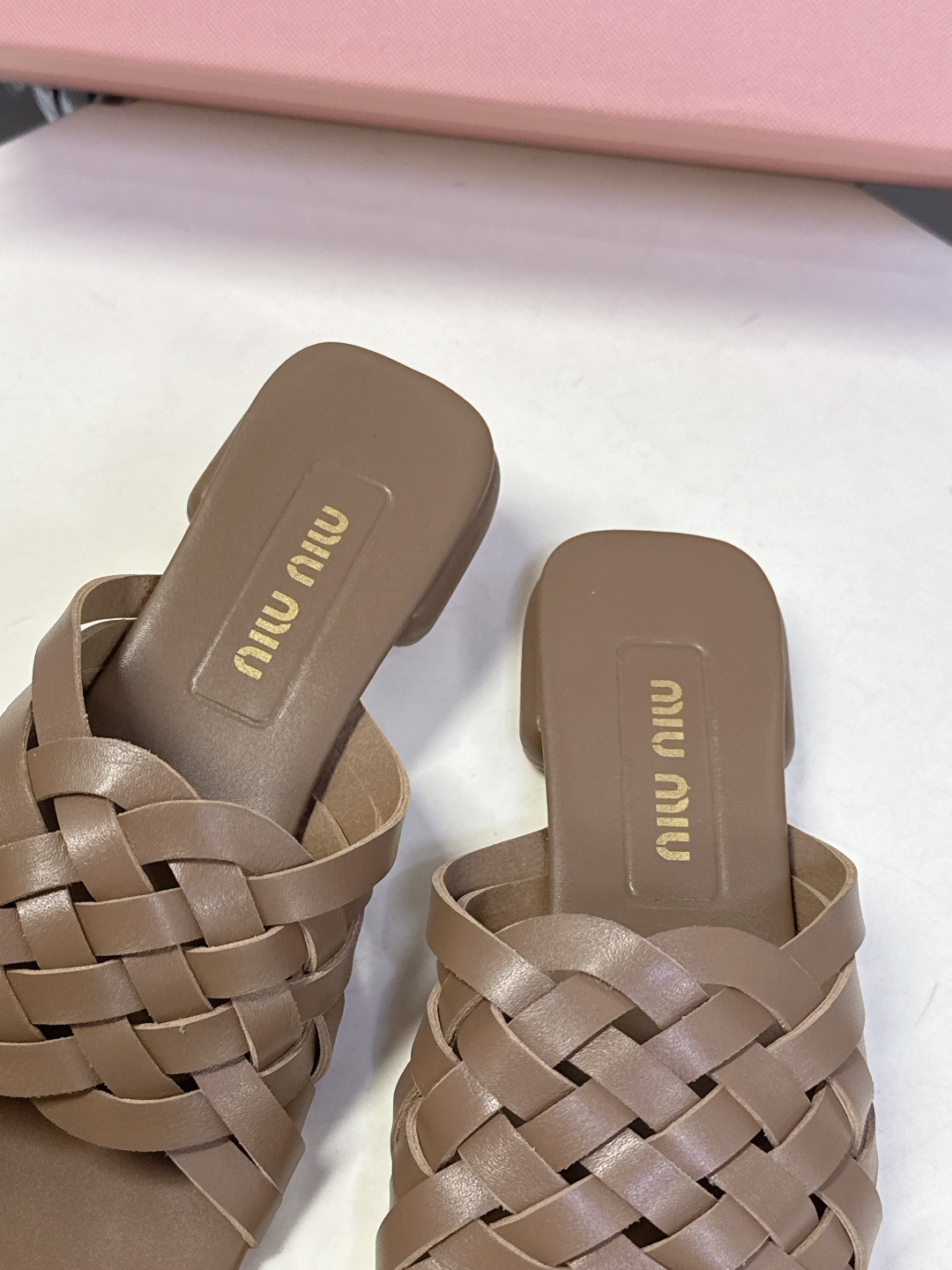 MIUMIU缪缪2026春夏最新款 时装鞋 凉鞋 超多明星网红种草 miu家超火的小方头设计风格 性感时