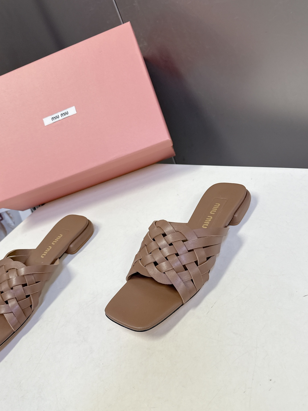MIUMIU缪缪2026春夏最新款 时装鞋 凉鞋 超多明星网红种草 miu家超火的小方头设计风格 性感时