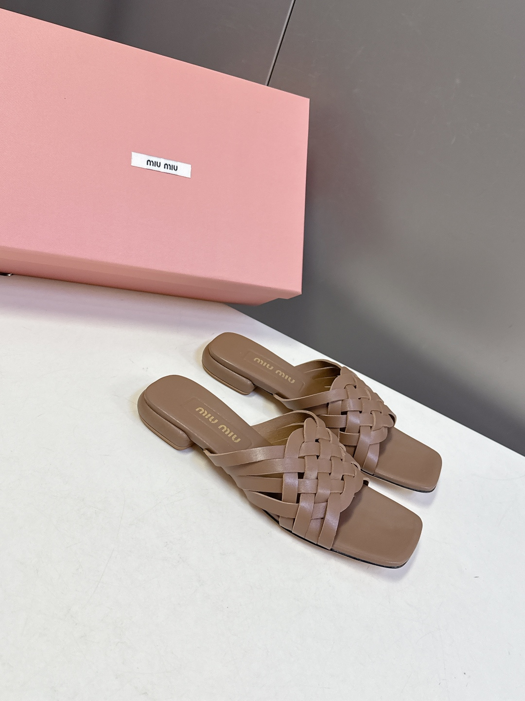 MIUMIU缪缪2026春夏最新款 时装鞋 凉鞋 超多明星网红种草 miu家超火的小方头设计风格 性感时