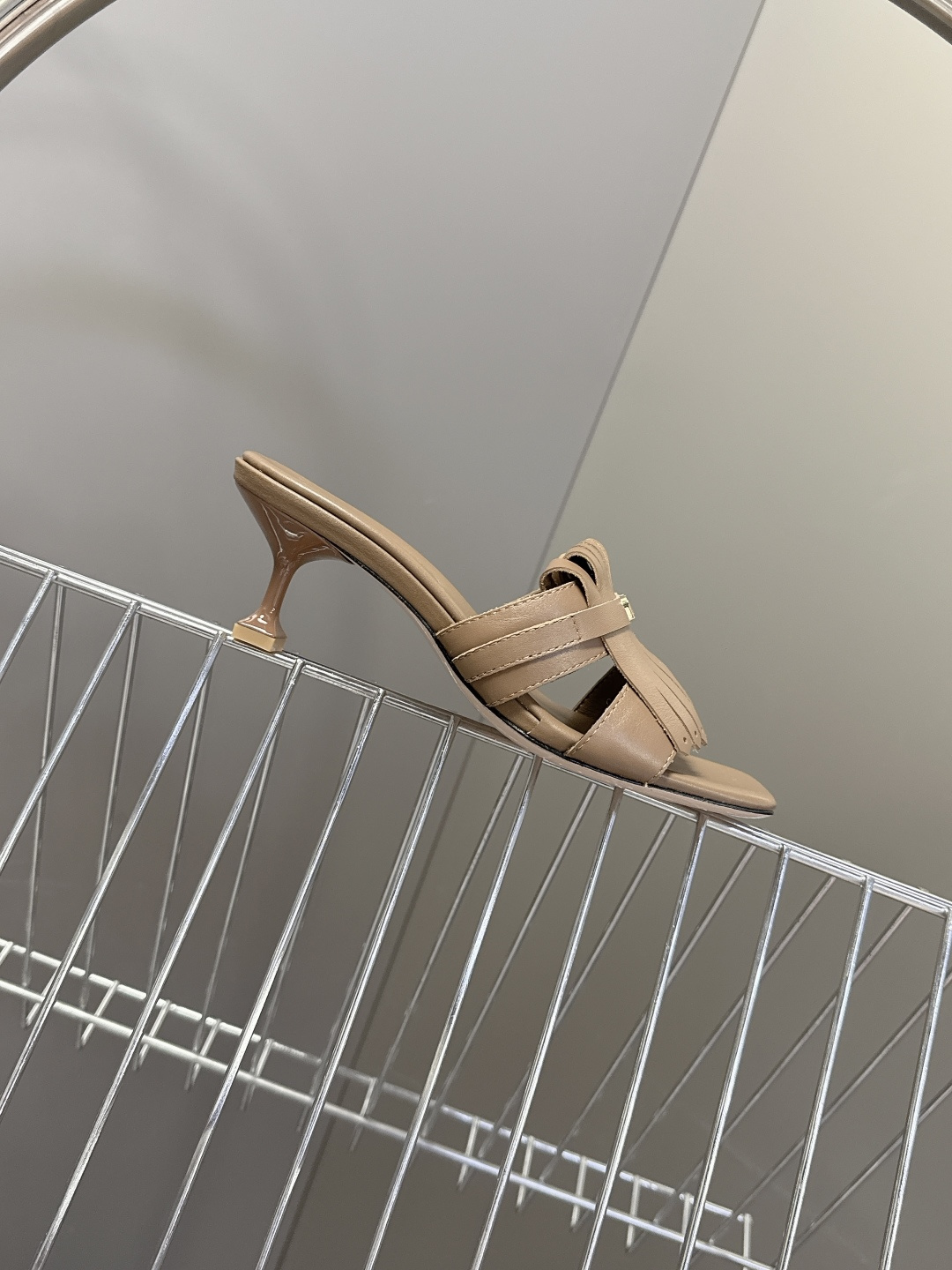 MIUMIU缪缪2026春夏最新款 时装鞋 凉鞋 超多明星网红种草 miu家超火的小方头设计风格 性感时