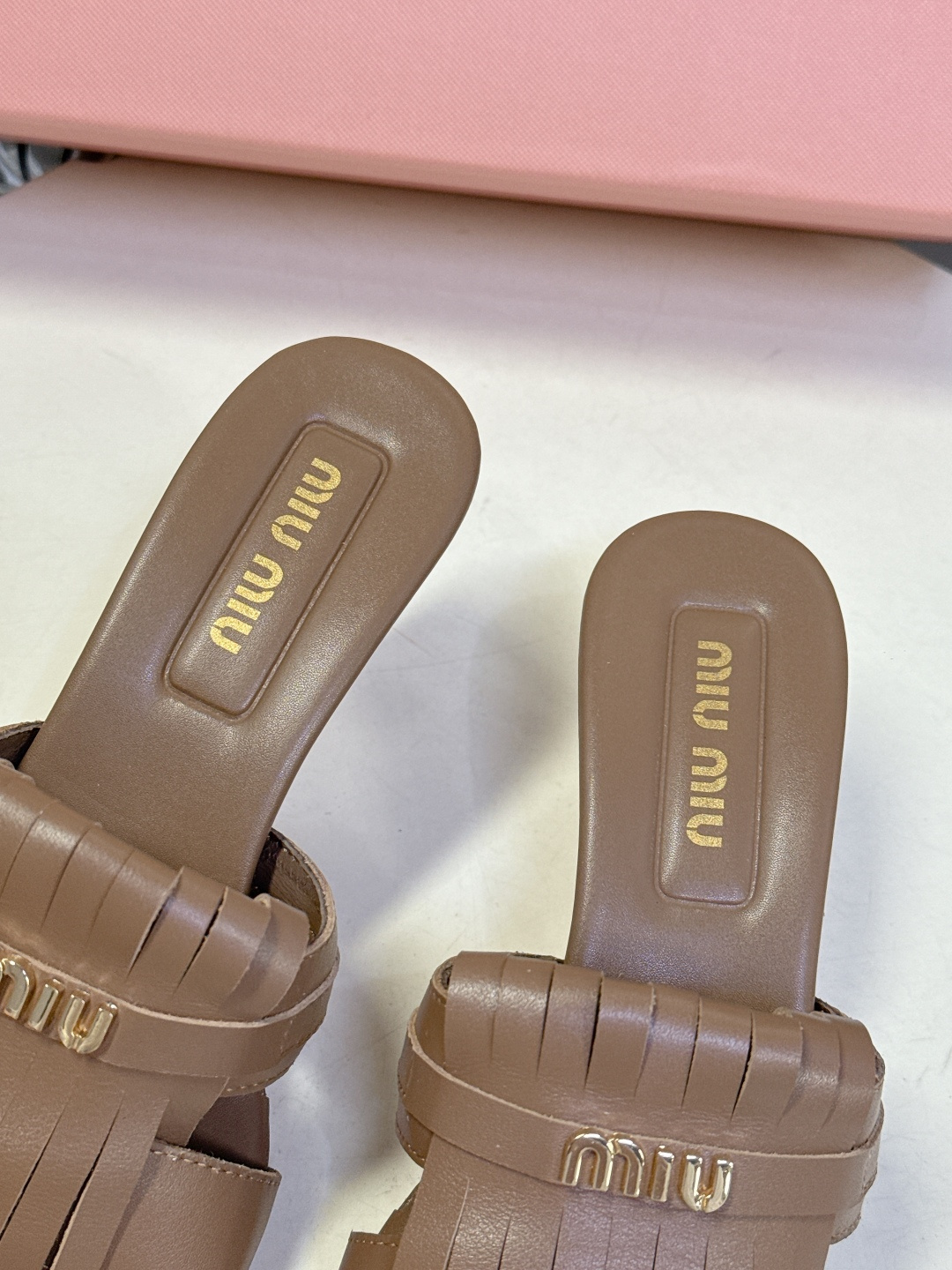 MIUMIU缪缪2026春夏最新款 时装鞋 凉鞋 超多明星网红种草 miu家超火的小方头设计风格 性感时