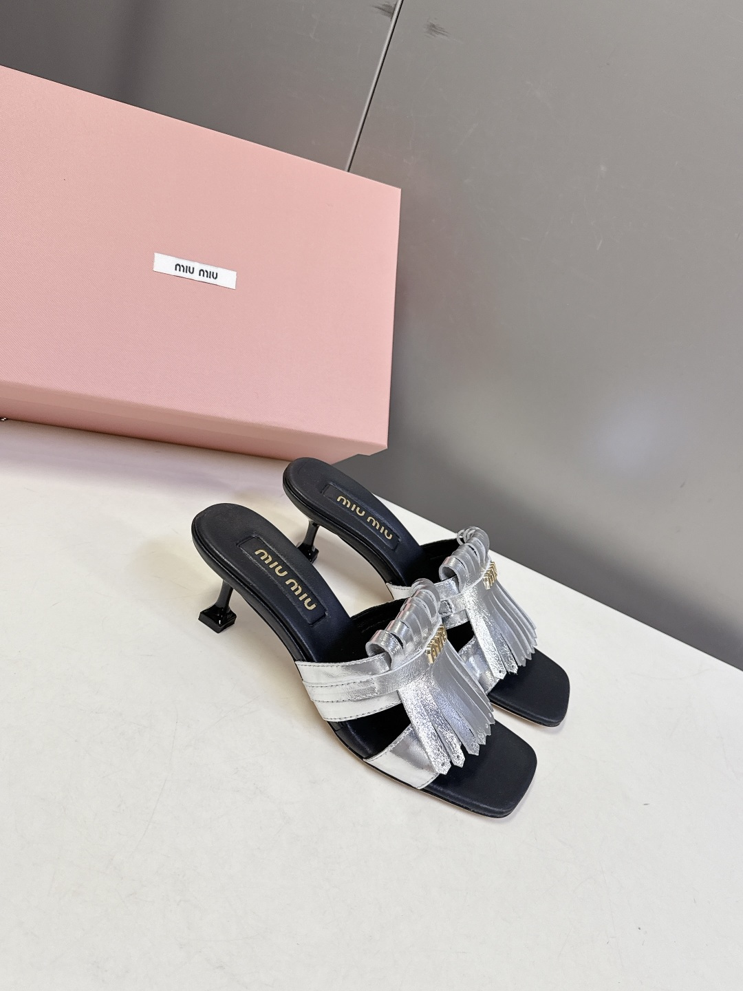 MIUMIU缪缪2026春夏最新款 时装鞋 凉鞋 超多明星网红种草 miu家超火的小方头设计风格 性感时