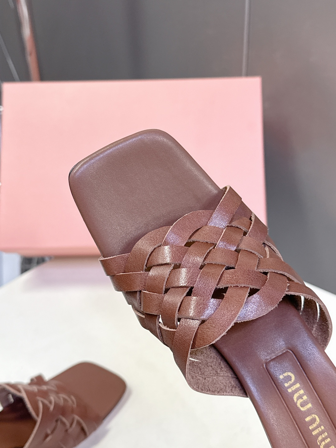 MIUMIU缪缪2026春夏最新款 时装鞋 凉鞋 超多明星网红种草 miu家超火的小方头设计风格 性感时