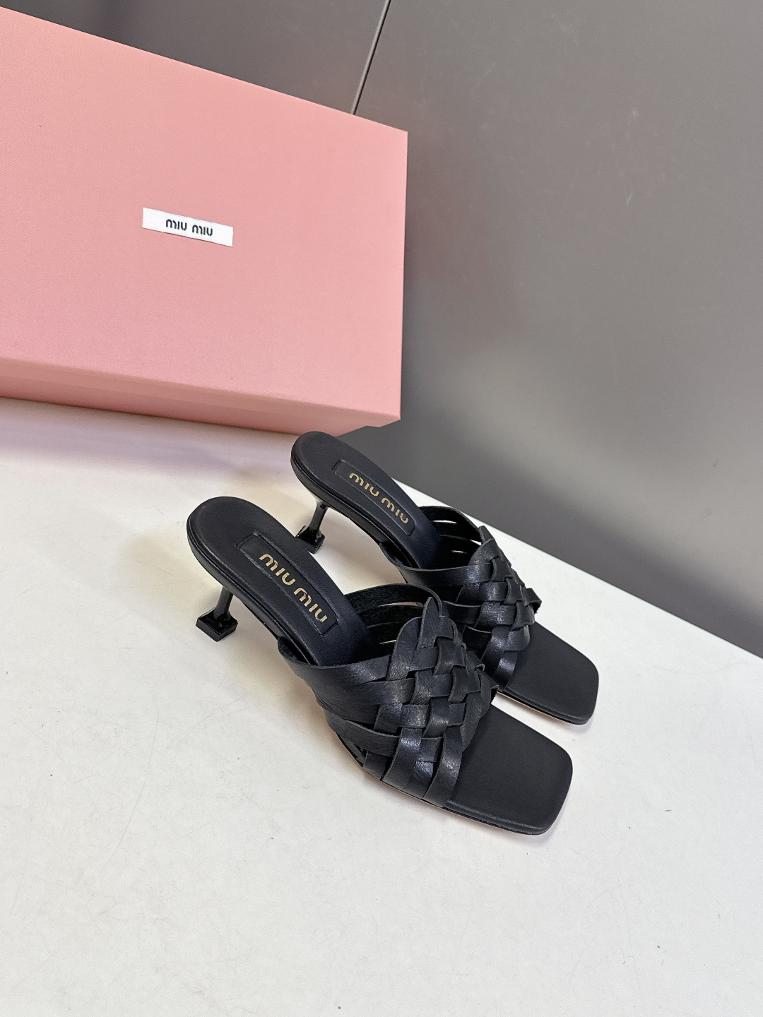 MIUMIU缪缪2026春夏最新款 时装鞋 凉鞋 超多明星网红种草 miu家超火的小方头设计风格 性感时