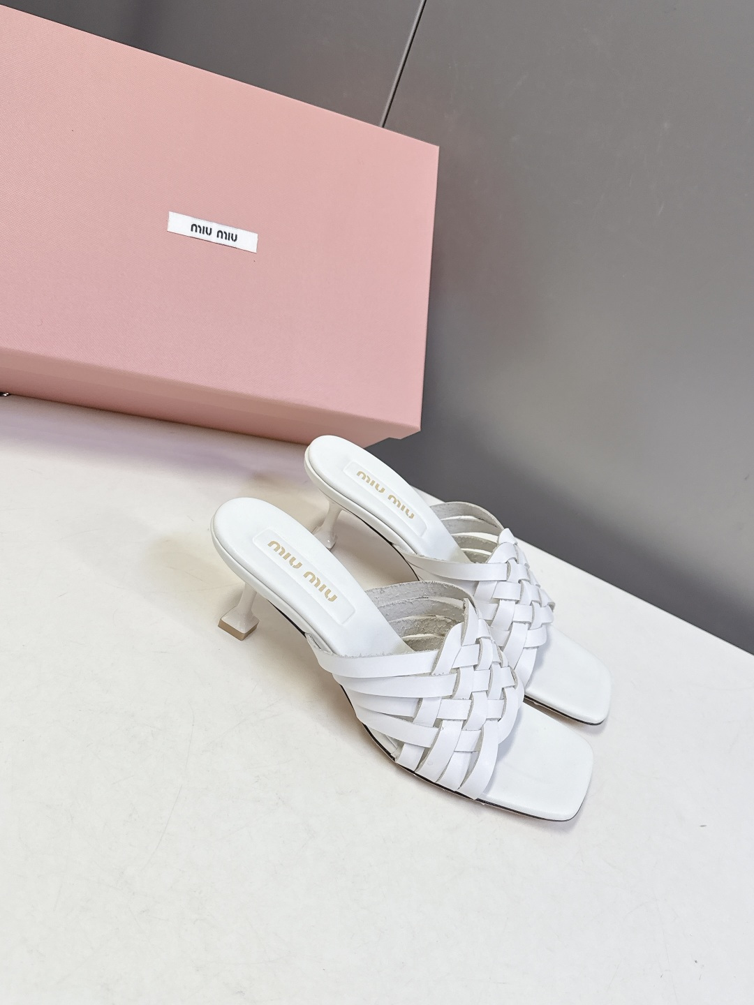 MIUMIU缪缪2026春夏最新款 时装鞋 凉鞋 超多明星网红种草 miu家超火的小方头设计风格 性感时