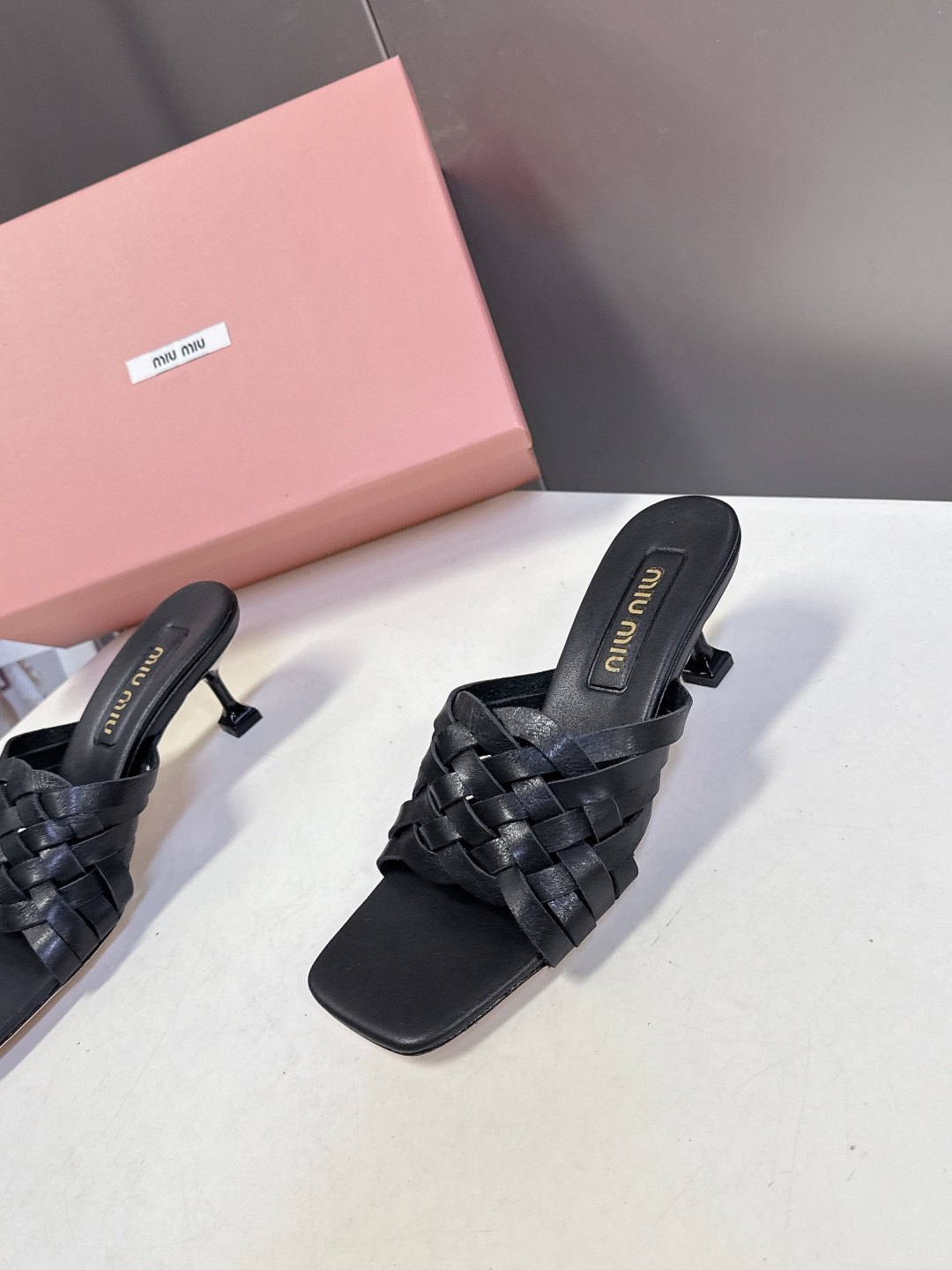 MIUMIU缪缪2026春夏最新款 时装鞋 凉鞋 超多明星网红种草 miu家超火的小方头设计风格 性感时