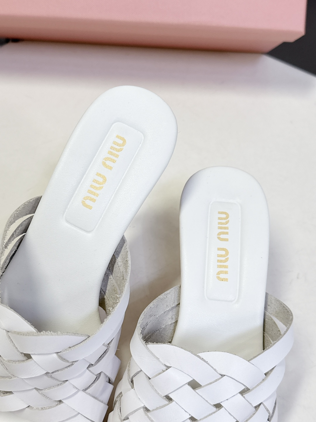 MIUMIU缪缪2026春夏最新款 时装鞋 凉鞋 超多明星网红种草 miu家超火的小方头设计风格 性感时