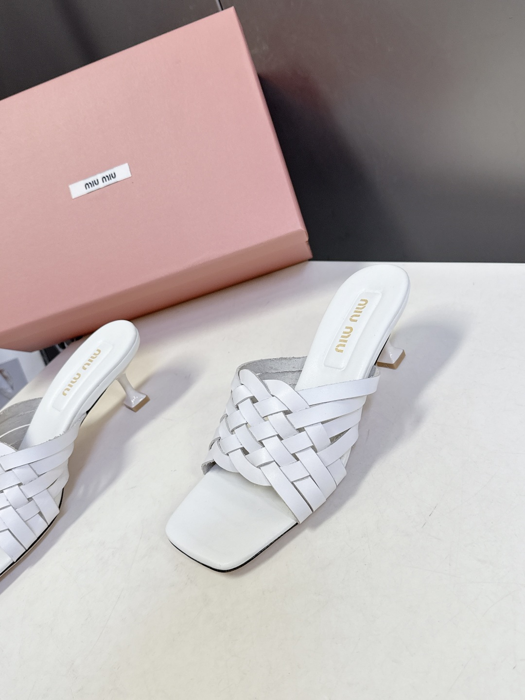 MIUMIU缪缪2026春夏最新款 时装鞋 凉鞋 超多明星网红种草 miu家超火的小方头设计风格 性感时