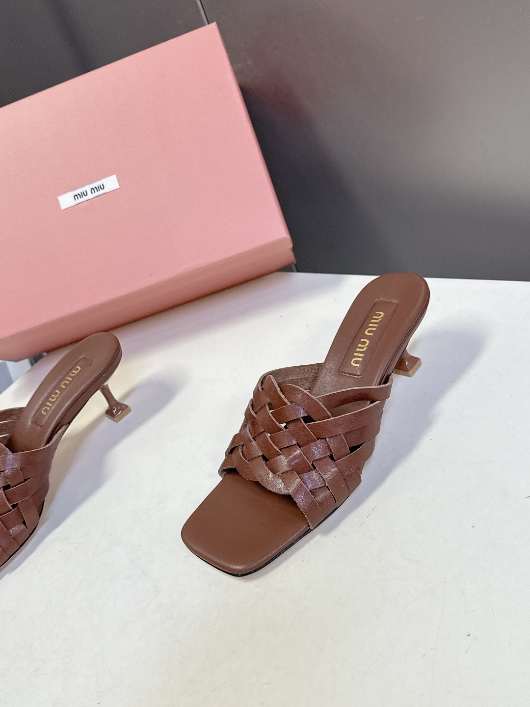 MIUMIU缪缪2026春夏最新款 时装鞋 凉鞋 超多明星网红种草 miu家超火的小方头设计风格 性感时