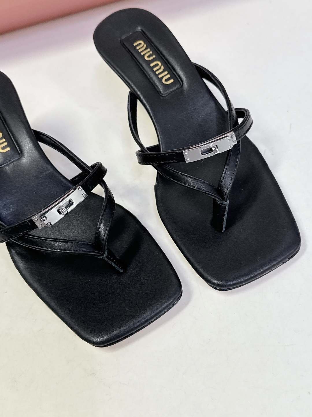 MIUMIU缪缪2026春夏最新款 时装鞋 凉鞋 超多明星网红种草 miu家超火的小方头设计风格 性感时