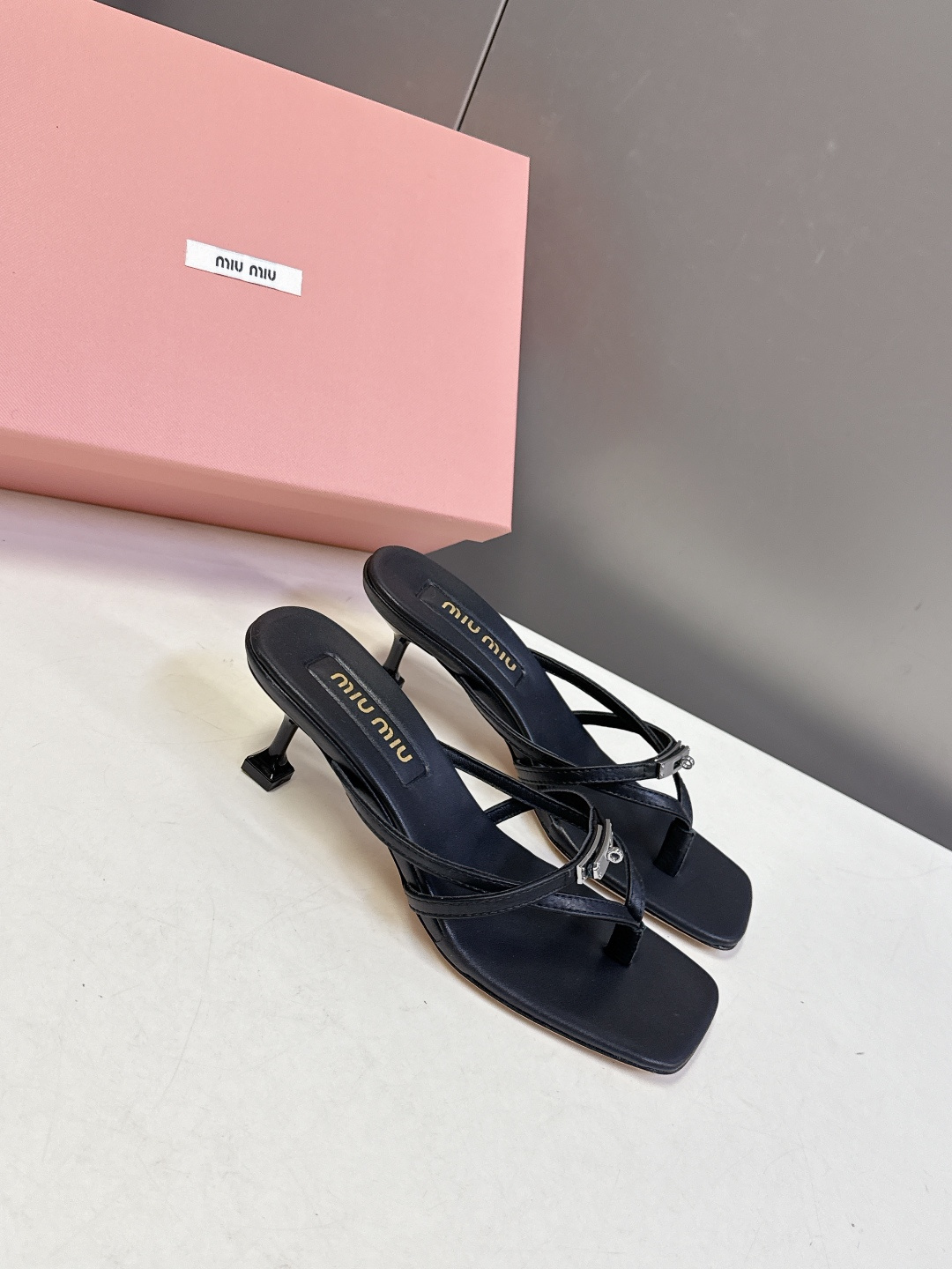 MIUMIU缪缪2026春夏最新款 时装鞋 凉鞋 超多明星网红种草 miu家超火的小方头设计风格 性感时