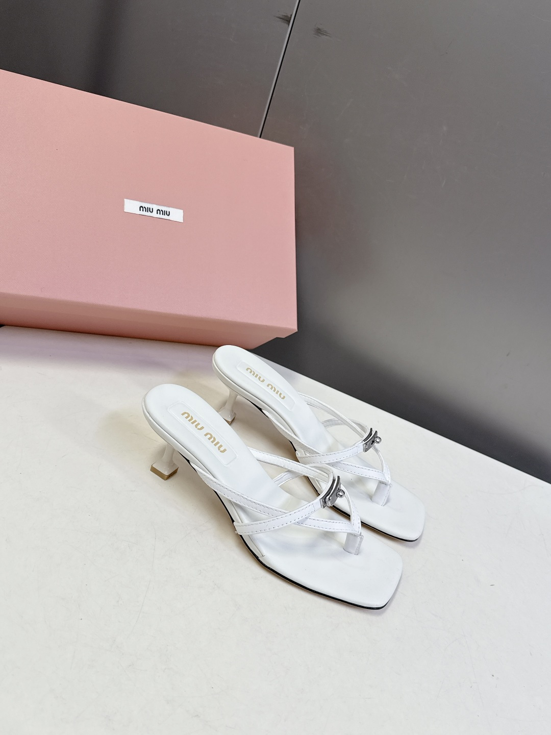 MIUMIU缪缪2026春夏最新款 时装鞋 凉鞋 超多明星网红种草 miu家超火的小方头设计风格 性感时