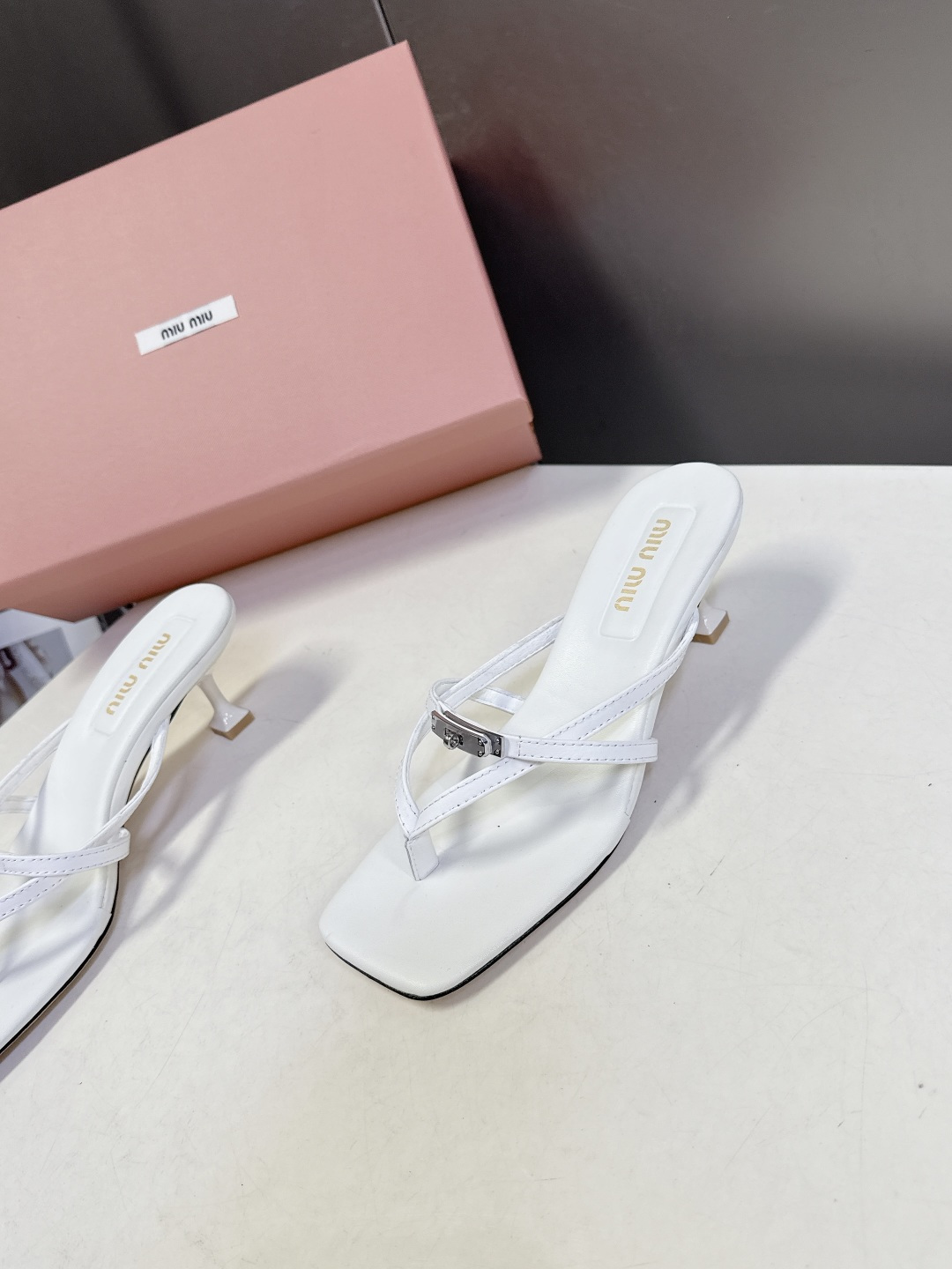 MIUMIU缪缪2026春夏最新款 时装鞋 凉鞋 超多明星网红种草 miu家超火的小方头设计风格 性感时