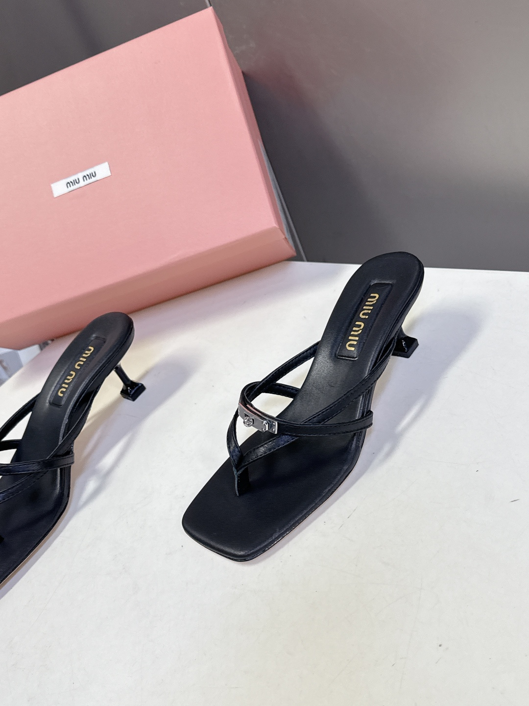 MIUMIU缪缪2026春夏最新款 时装鞋 凉鞋 超多明星网红种草 miu家超火的小方头设计风格 性感时