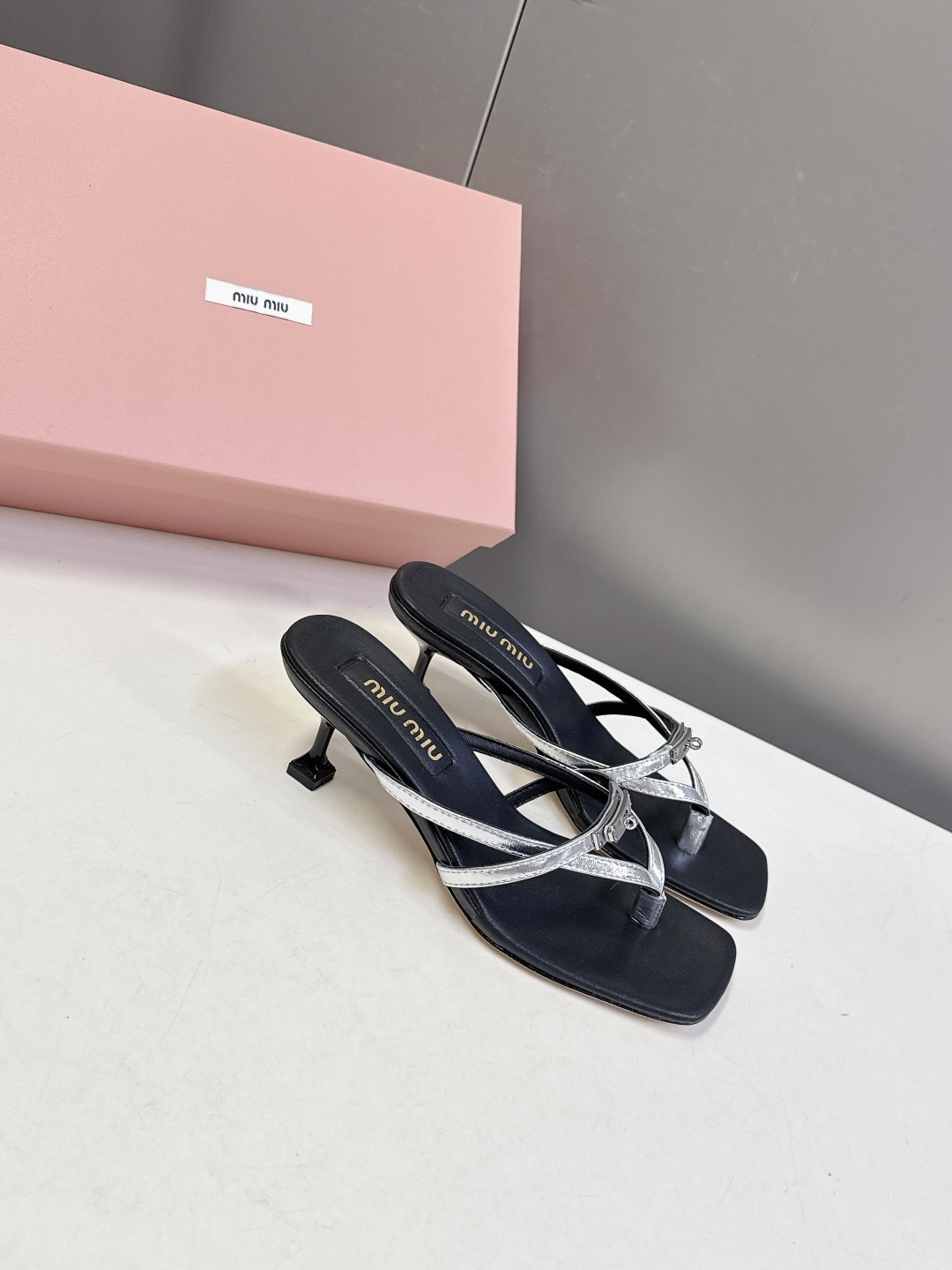 MIUMIU缪缪2026春夏最新款 时装鞋 凉鞋 超多明星网红种草 miu家超火的小方头设计风格 性感时