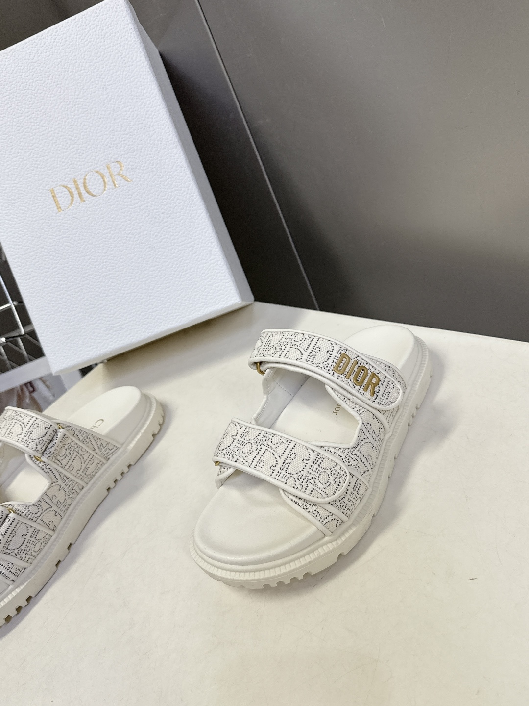 Dior迪奥春夏最新款魔术贴凉鞋、超多明星网红种草、经典的版型设计➕上迪奥LOGO五金点缀、超好看超百搭