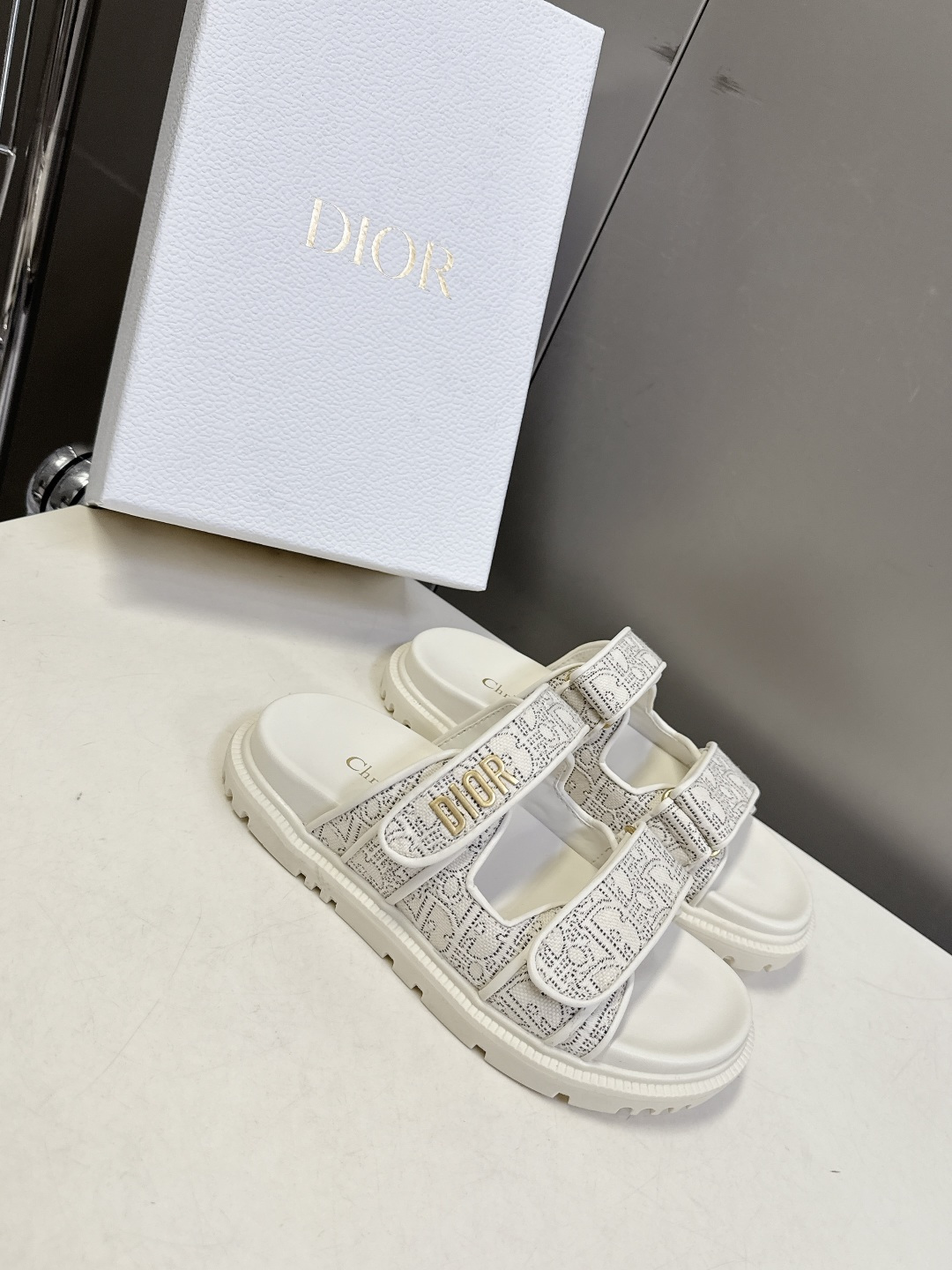 Dior迪奥春夏最新款魔术贴凉鞋、超多明星网红种草、经典的版型设计➕上迪奥LOGO五金点缀、超好看超百搭