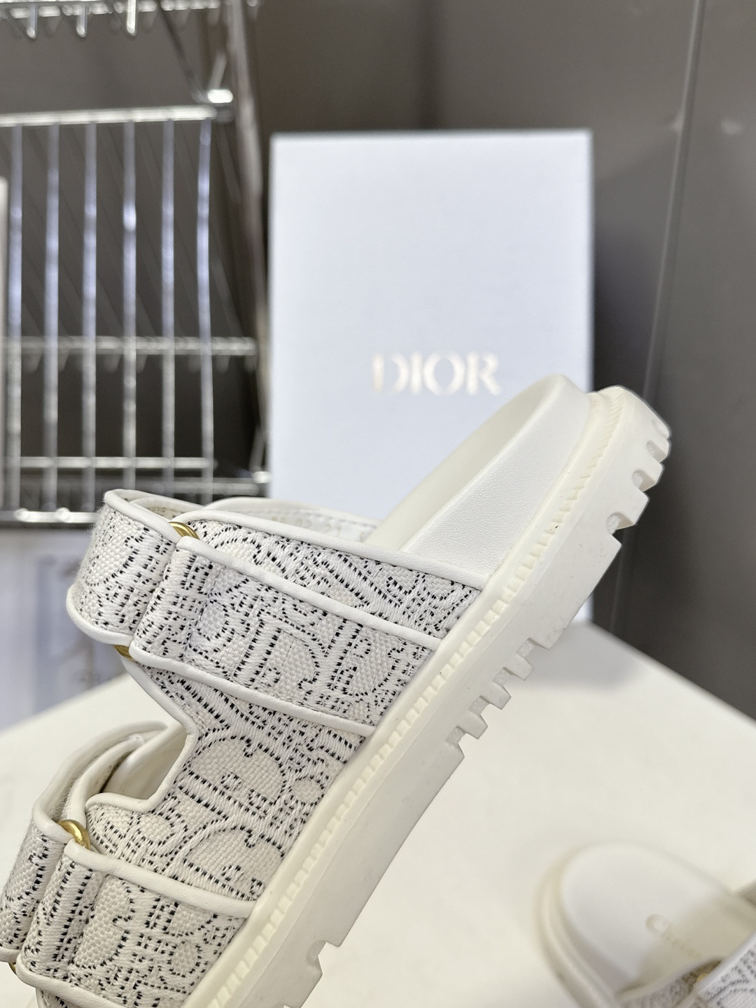 Dior迪奥春夏最新款魔术贴凉鞋、超多明星网红种草、经典的版型设计➕上迪奥LOGO五金点缀、超好看超百搭