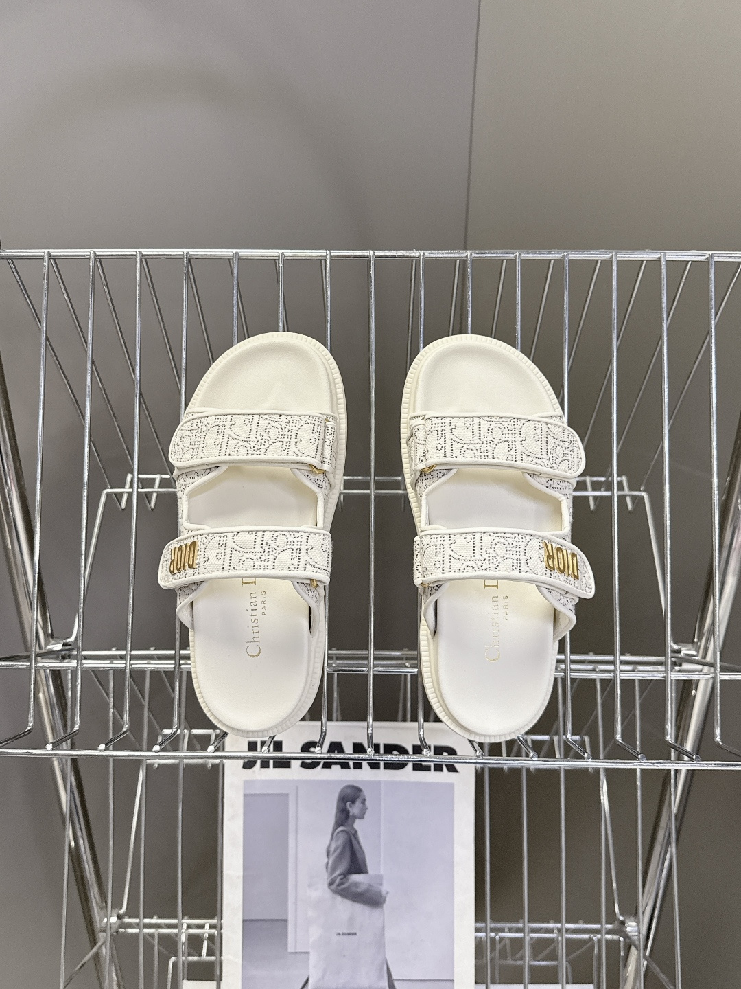 Dior迪奥春夏最新款魔术贴凉鞋、超多明星网红种草、经典的版型设计➕上迪奥LOGO五金点缀、超好看超百搭