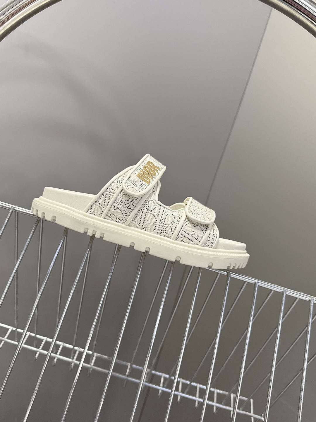 Dior迪奥春夏最新款魔术贴凉鞋、超多明星网红种草、经典的版型设计➕上迪奥LOGO五金点缀、超好看超百搭