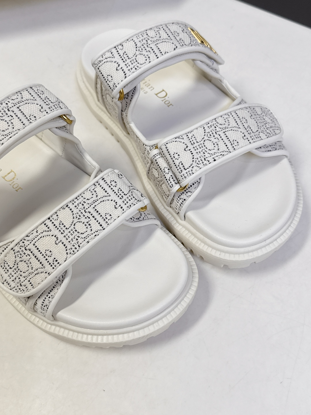 Dior迪奥春夏最新款魔术贴凉鞋、超多明星网红种草、经典的版型设计➕上迪奥LOGO五金点缀、超好看超百搭