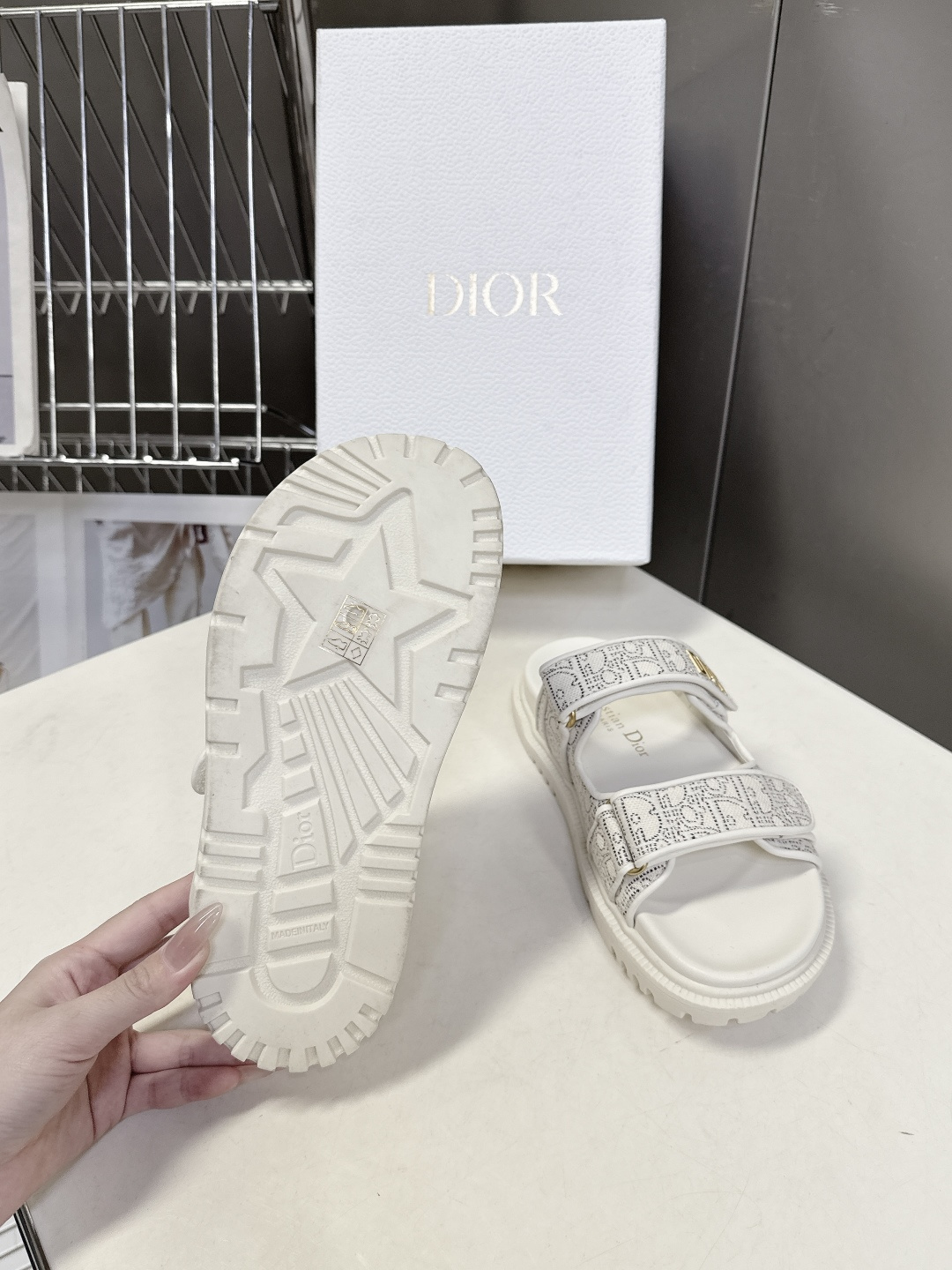 Dior迪奥春夏最新款魔术贴凉鞋、超多明星网红种草、经典的版型设计➕上迪奥LOGO五金点缀、超好看超百搭