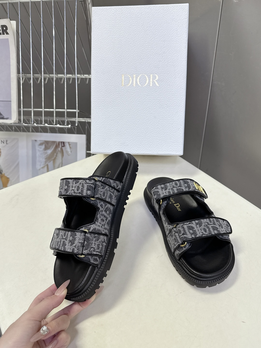 Dior迪奥春夏最新款魔术贴凉鞋、超多明星网红种草、经典的版型设计➕上迪奥LOGO五金点缀、超好看超百搭