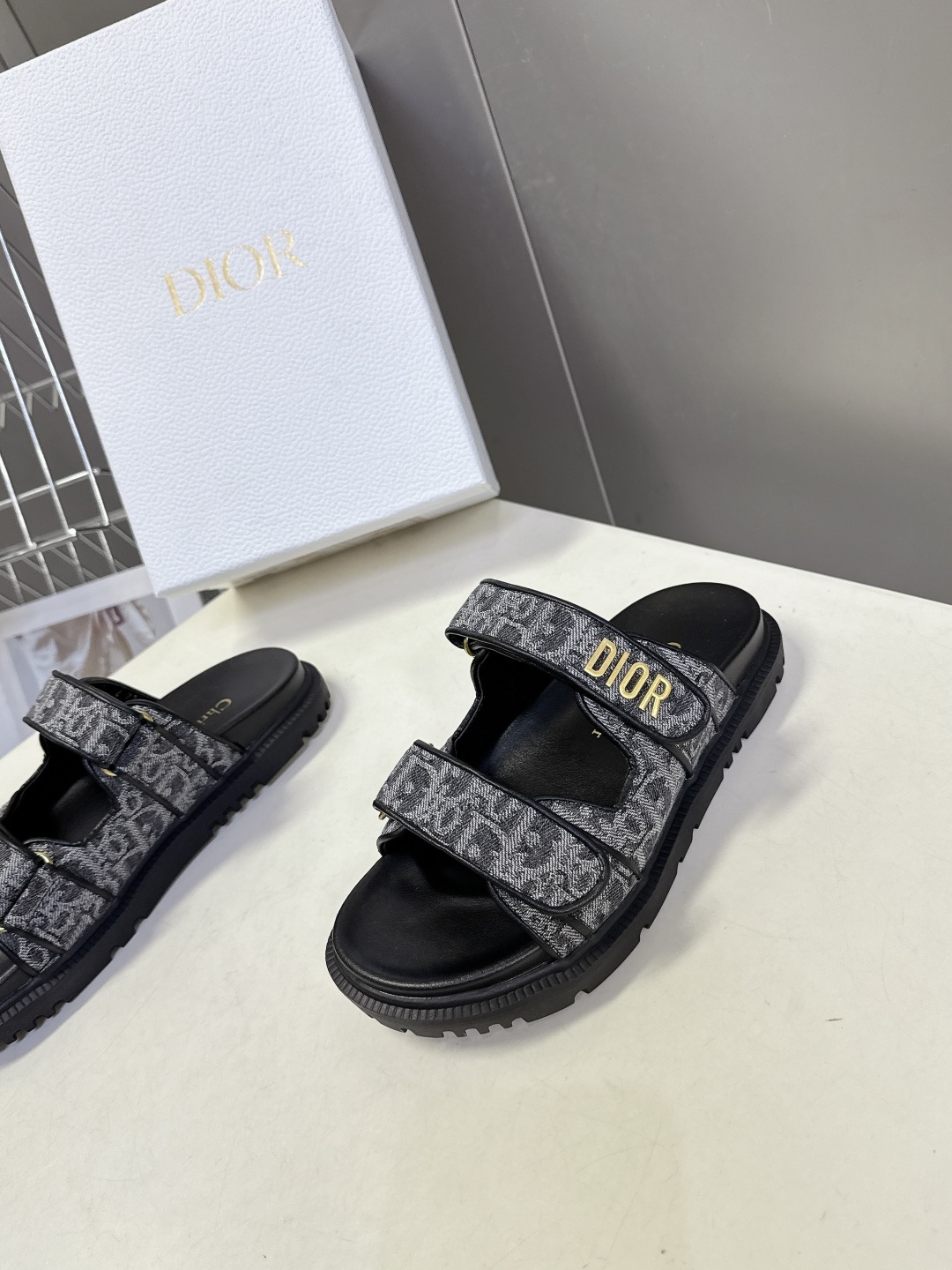 Dior迪奥春夏最新款魔术贴凉鞋、超多明星网红种草、经典的版型设计➕上迪奥LOGO五金点缀、超好看超百搭