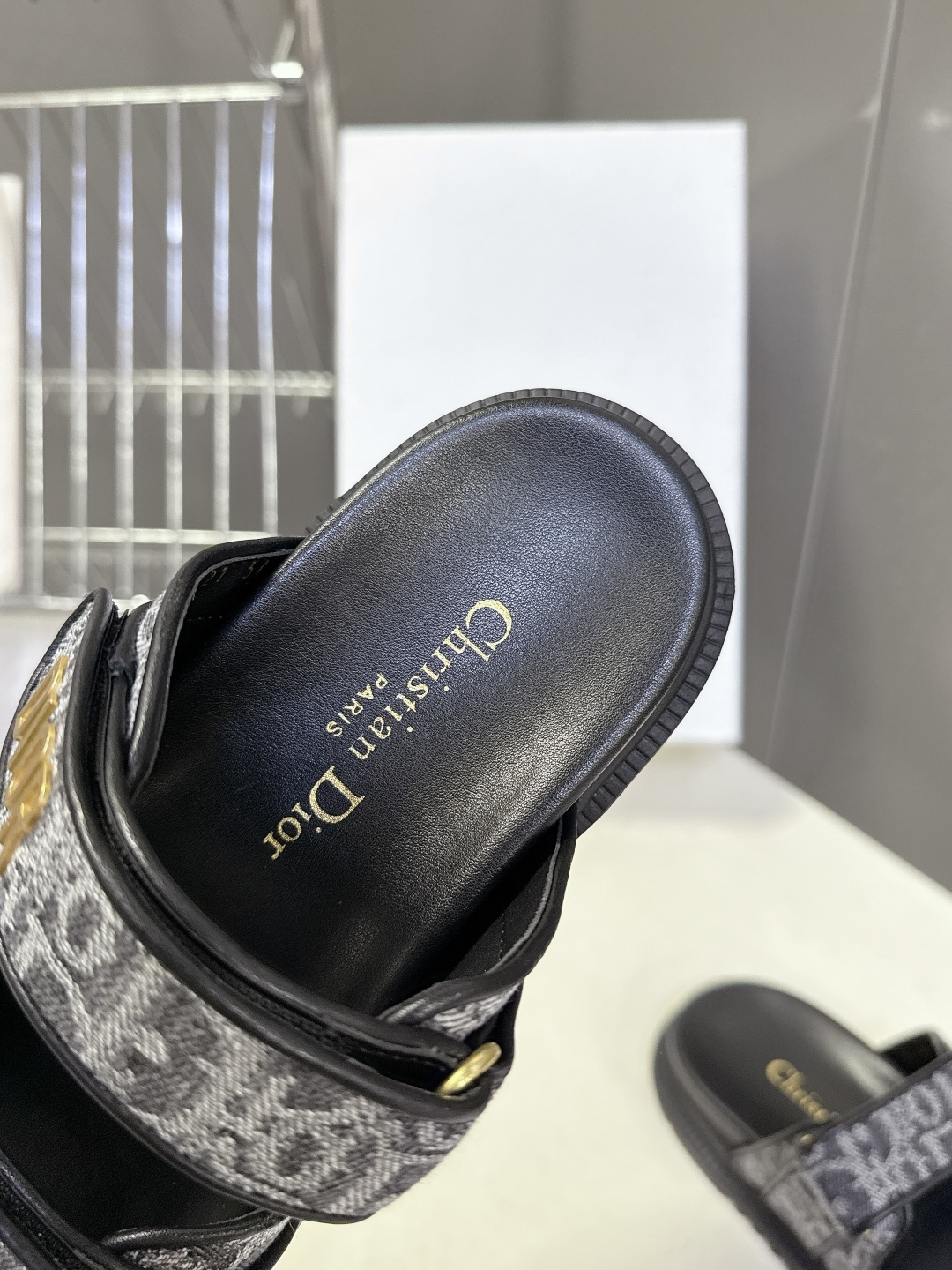 Dior迪奥春夏最新款魔术贴凉鞋、超多明星网红种草、经典的版型设计➕上迪奥LOGO五金点缀、超好看超百搭