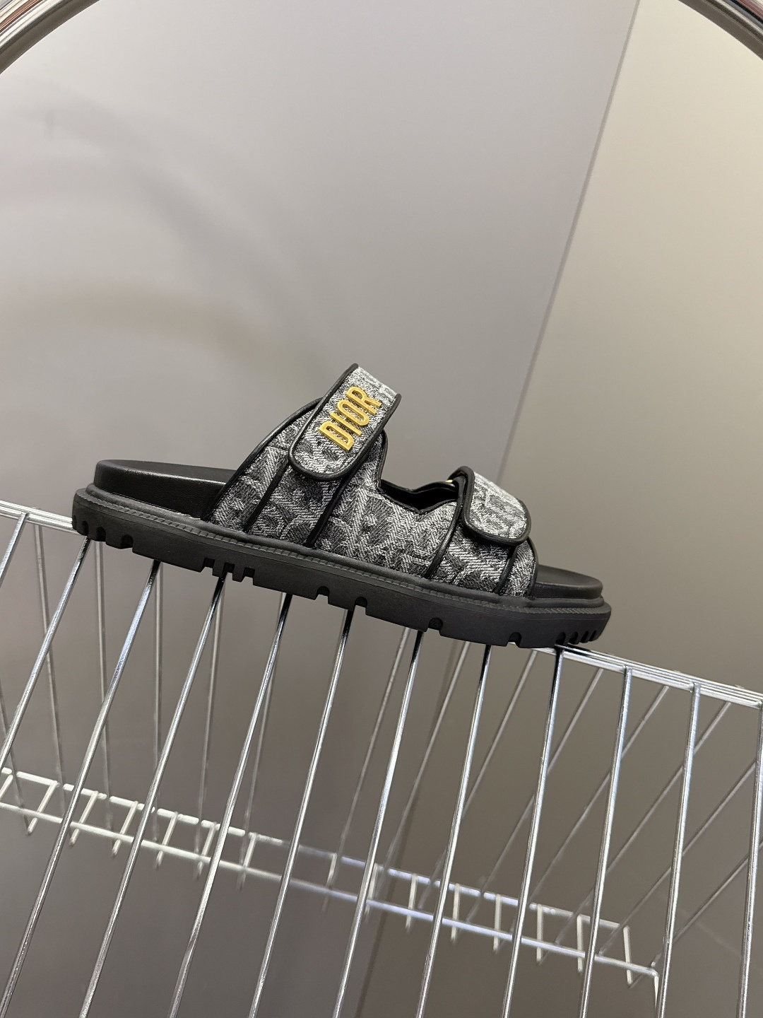 Dior迪奥春夏最新款魔术贴凉鞋、超多明星网红种草、经典的版型设计➕上迪奥LOGO五金点缀、超好看超百搭