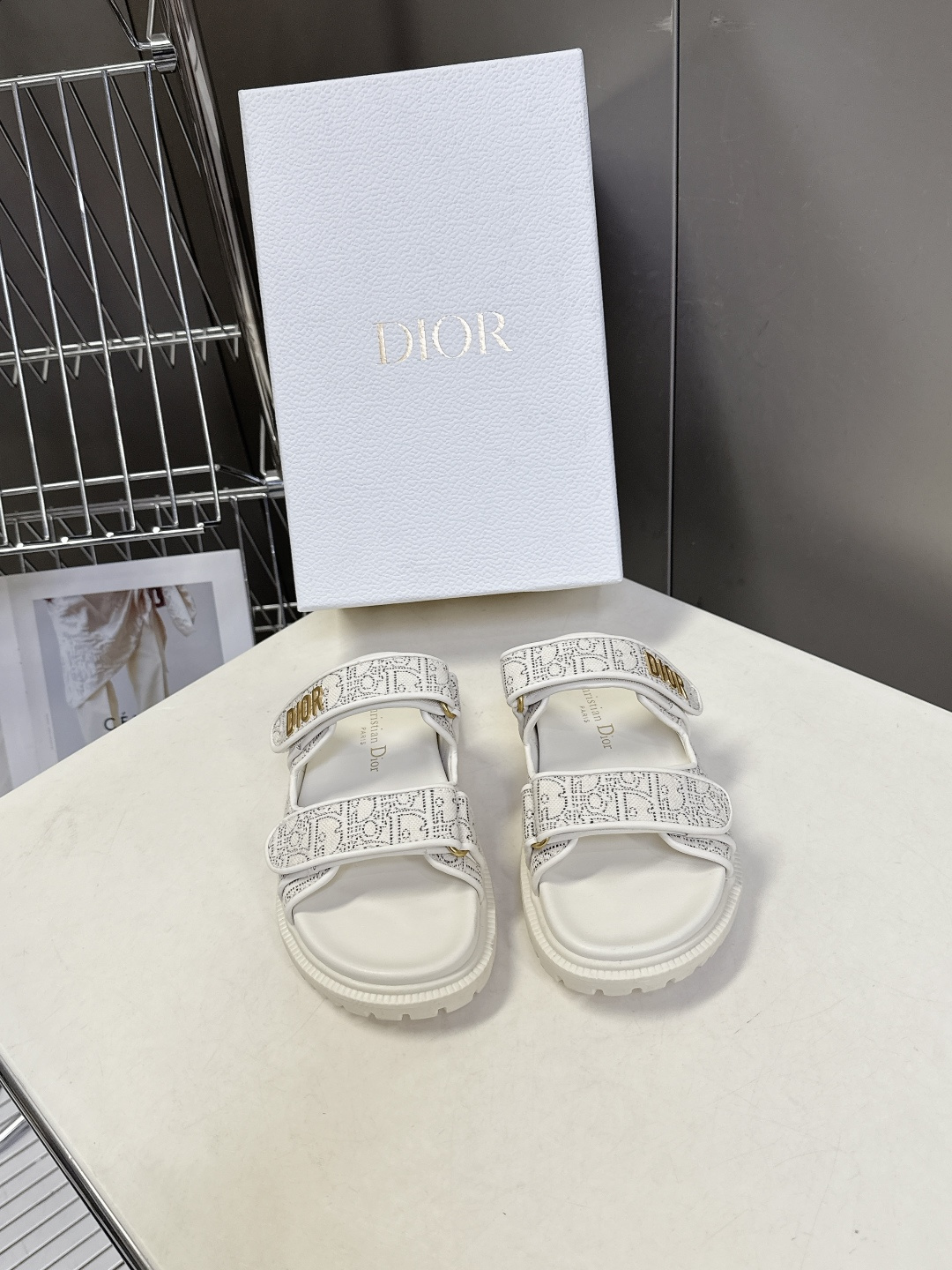 Dior迪奥春夏最新款魔术贴凉鞋、超多明星网红种草、经典的版型设计➕上迪奥LOGO五金点缀、超好看超百搭