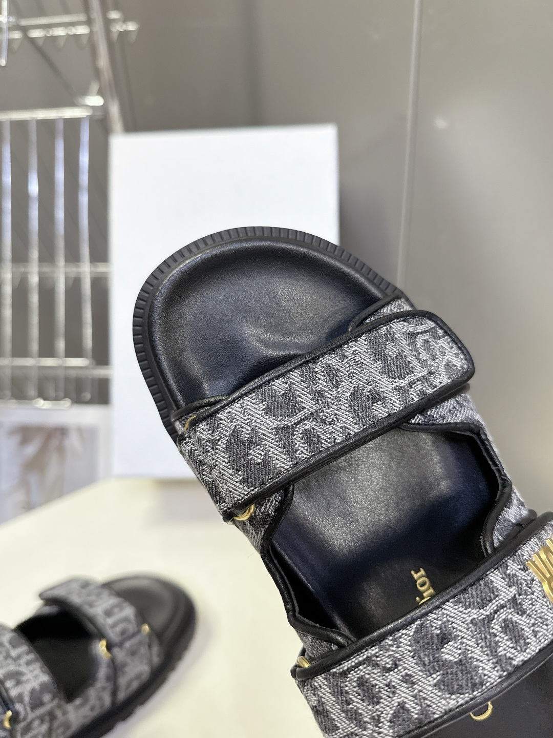 Dior迪奥春夏最新款魔术贴凉鞋、超多明星网红种草、经典的版型设计➕上迪奥LOGO五金点缀、超好看超百搭