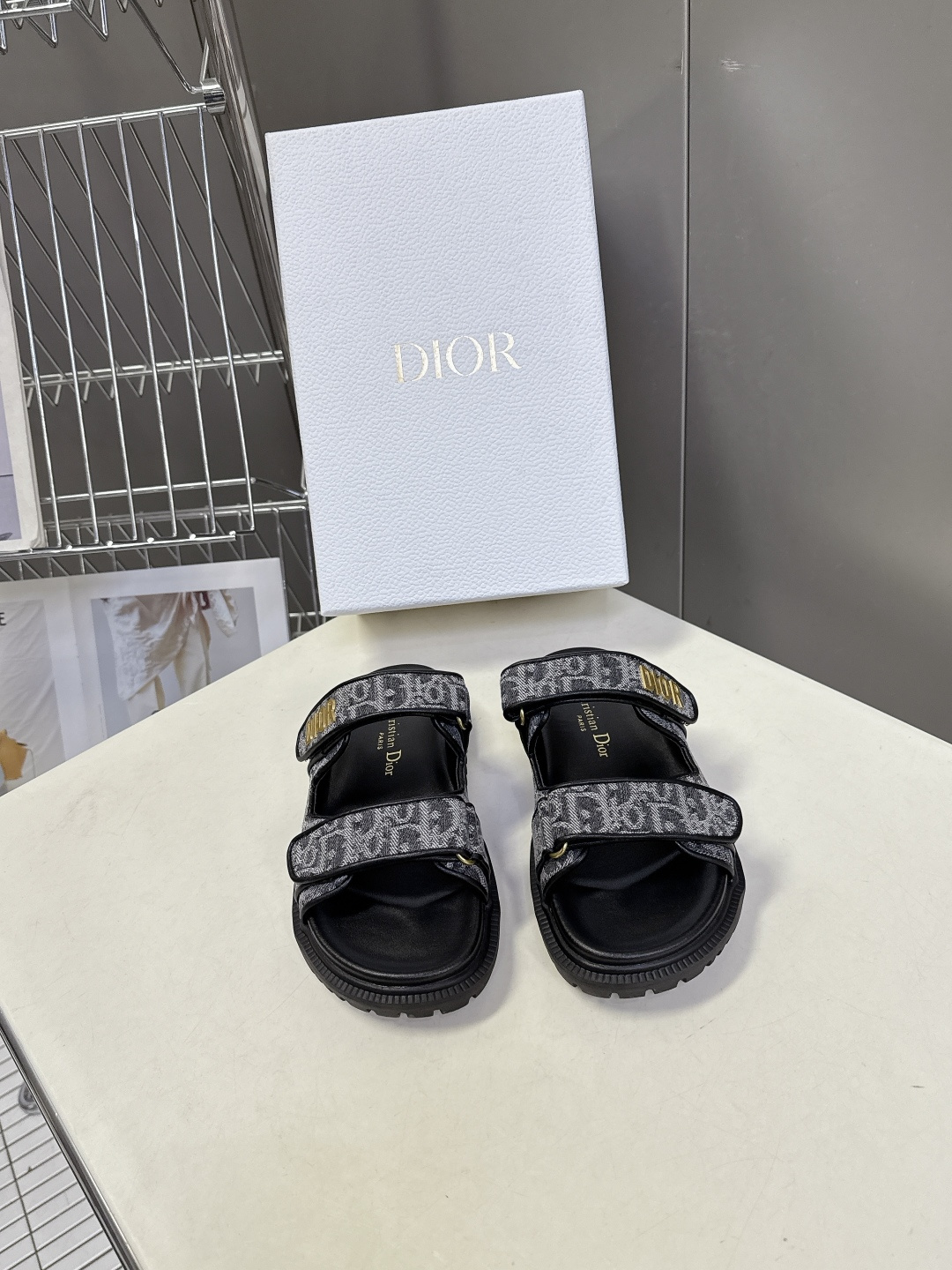 Dior迪奥春夏最新款魔术贴凉鞋、超多明星网红种草、经典的版型设计➕上迪奥LOGO五金点缀、超好看超百搭