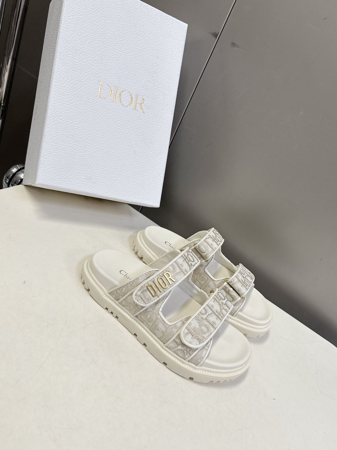 Dior迪奥春夏最新款魔术贴凉鞋、超多明星网红种草、经典的版型设计➕上迪奥LOGO五金点缀、超好看超百搭