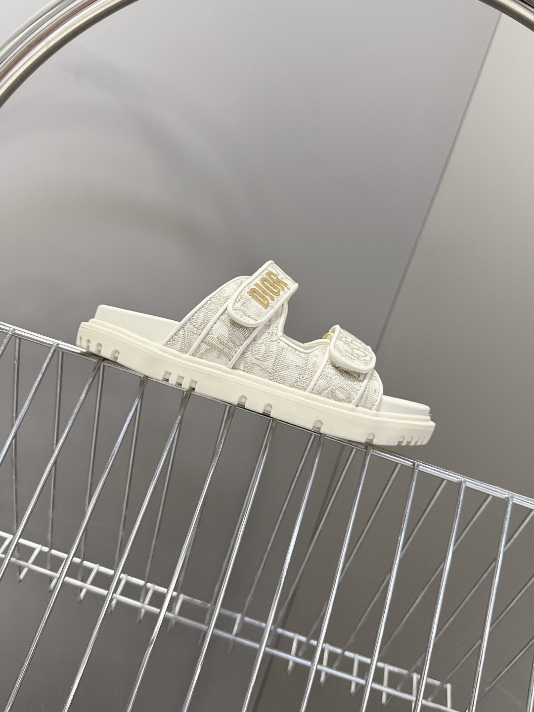 Dior迪奥春夏最新款魔术贴凉鞋、超多明星网红种草、经典的版型设计➕上迪奥LOGO五金点缀、超好看超百搭