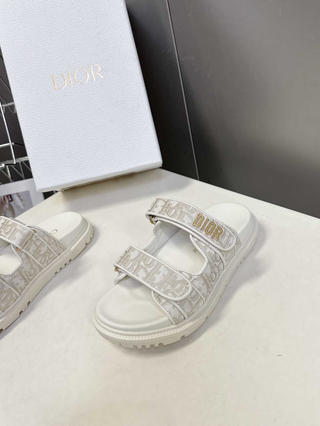 Dior迪奥春夏最新款魔术贴凉鞋、超多明星网红种草、经典的版型设计➕上迪奥LOGO五金点缀、超好看超百搭