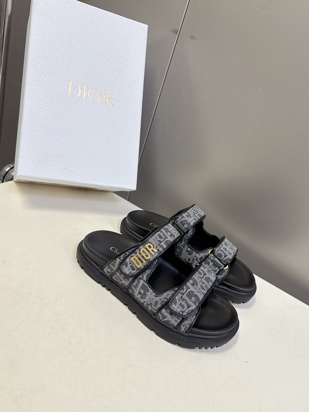 Dior迪奥春夏最新款魔术贴凉鞋、超多明星网红种草、经典的版型设计➕上迪奥LOGO五金点缀、超好看超百搭