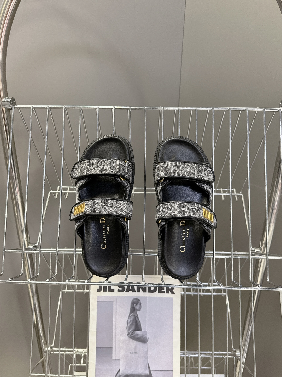 Dior迪奥春夏最新款魔术贴凉鞋、超多明星网红种草、经典的版型设计➕上迪奥LOGO五金点缀、超好看超百搭