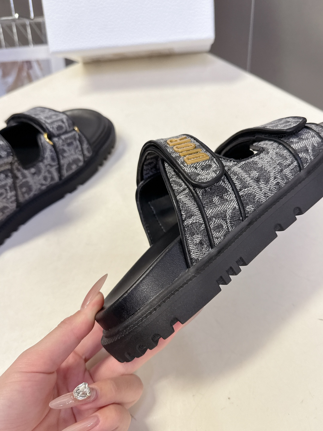 Dior迪奥春夏最新款魔术贴凉鞋、超多明星网红种草、经典的版型设计➕上迪奥LOGO五金点缀、超好看超百搭