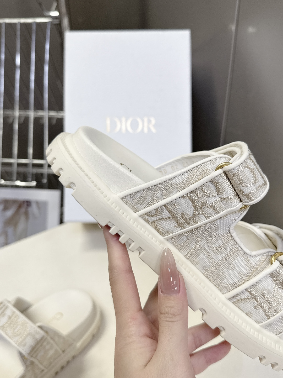 Dior迪奥春夏最新款魔术贴凉鞋、超多明星网红种草、经典的版型设计➕上迪奥LOGO五金点缀、超好看超百搭