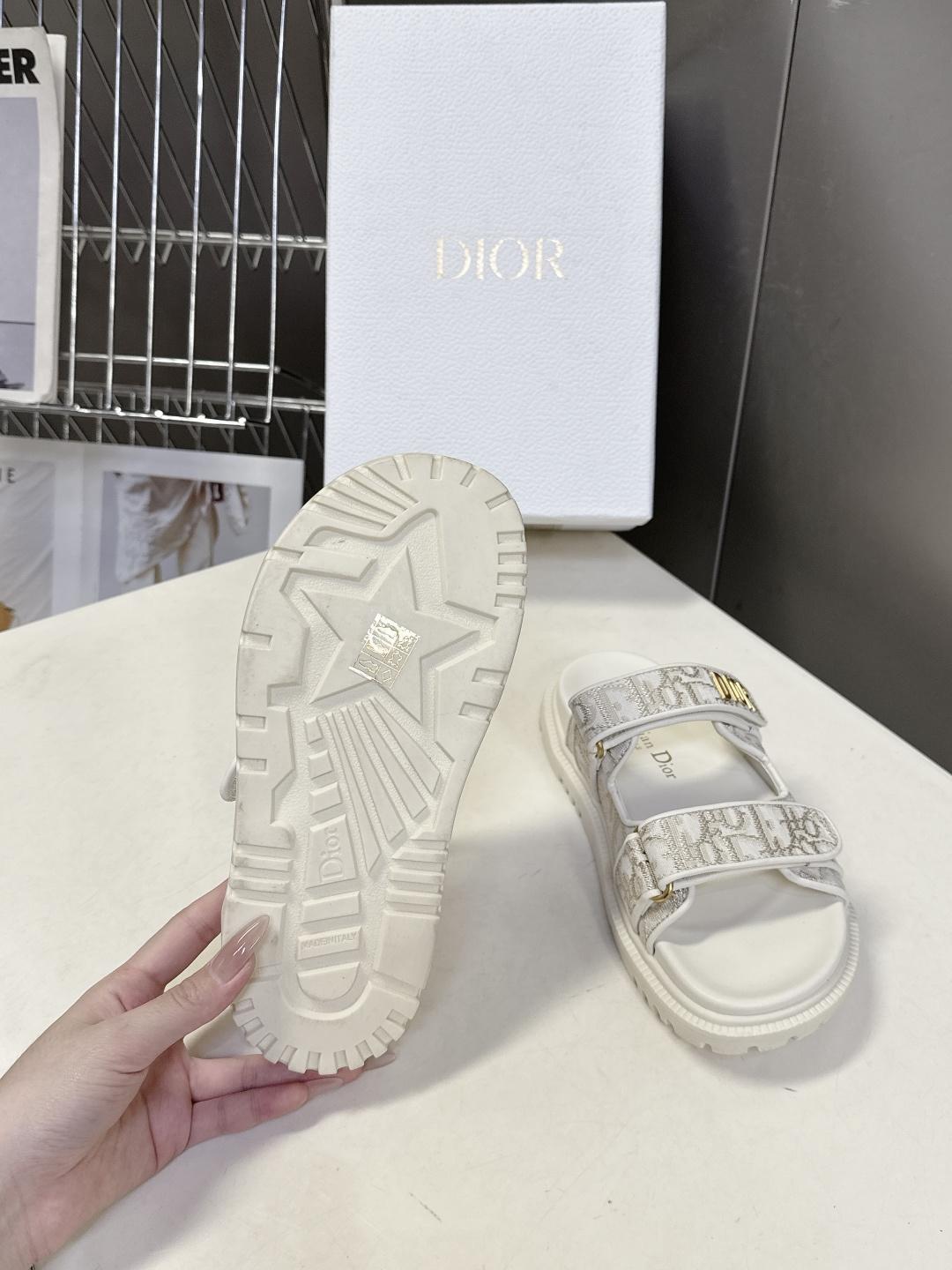 Dior迪奥春夏最新款魔术贴凉鞋、超多明星网红种草、经典的版型设计➕上迪奥LOGO五金点缀、超好看超百搭