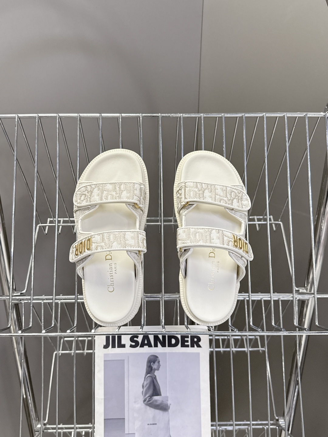 Dior迪奥春夏最新款魔术贴凉鞋、超多明星网红种草、经典的版型设计➕上迪奥LOGO五金点缀、超好看超百搭