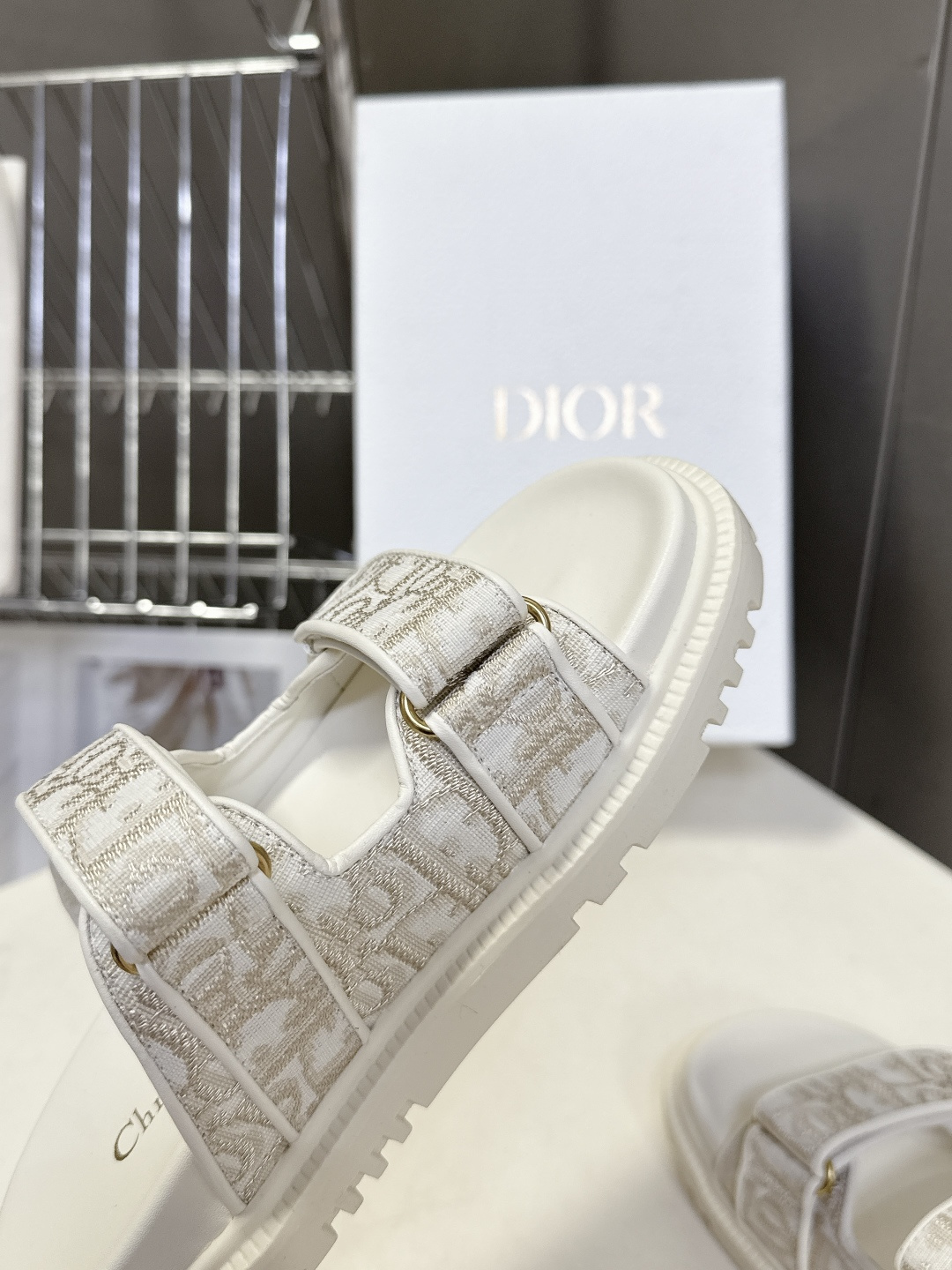 Dior迪奥春夏最新款魔术贴凉鞋、超多明星网红种草、经典的版型设计➕上迪奥LOGO五金点缀、超好看超百搭