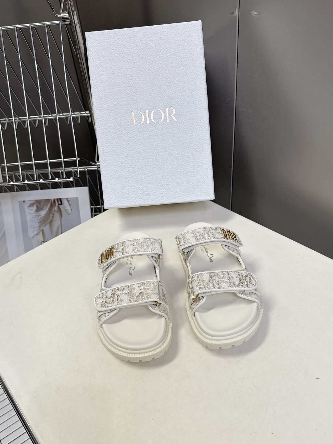 Dior迪奥春夏最新款魔术贴凉鞋、超多明星网红种草、经典的版型设计➕上迪奥LOGO五金点缀、超好看超百搭