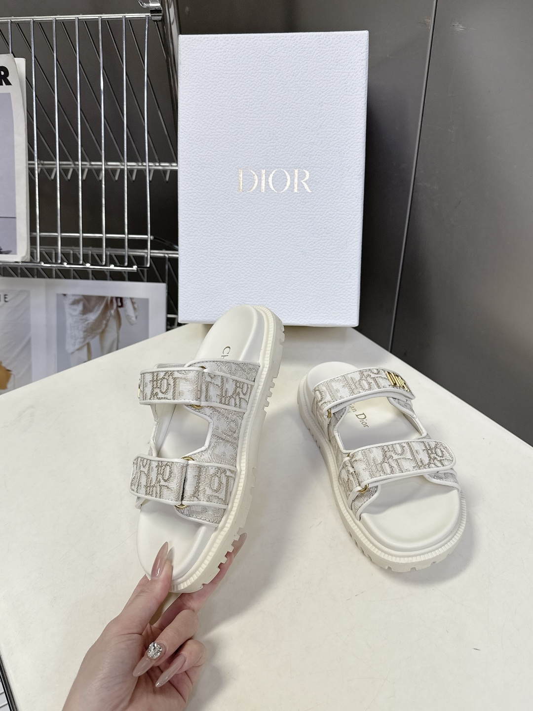 Dior迪奥春夏最新款魔术贴凉鞋、超多明星网红种草、经典的版型设计➕上迪奥LOGO五金点缀、超好看超百搭