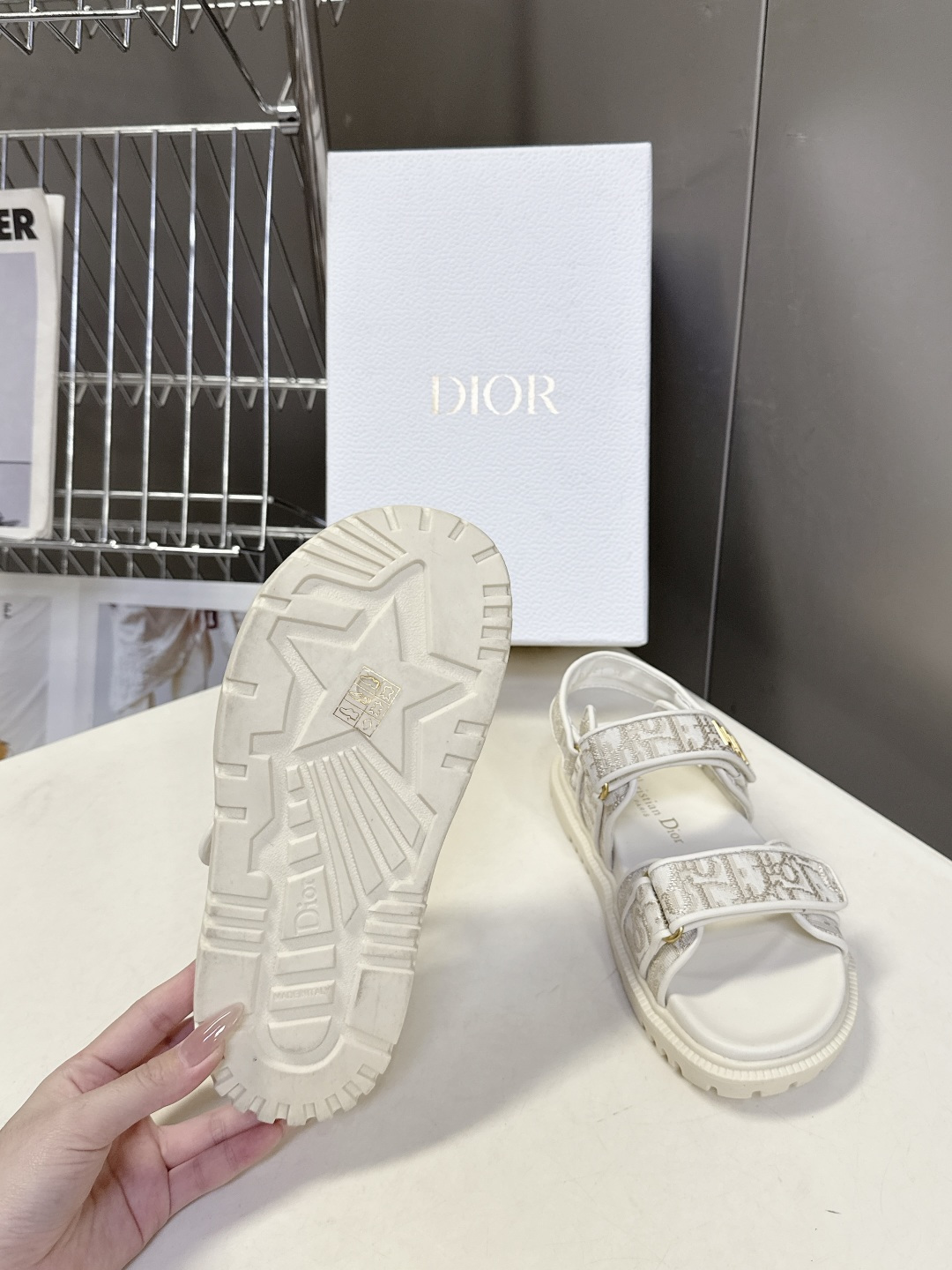 Dior迪奥春夏最新款魔术贴凉鞋、超多明星网红种草、经典的版型设计➕上迪奥LOGO五金点缀、超好看超百搭