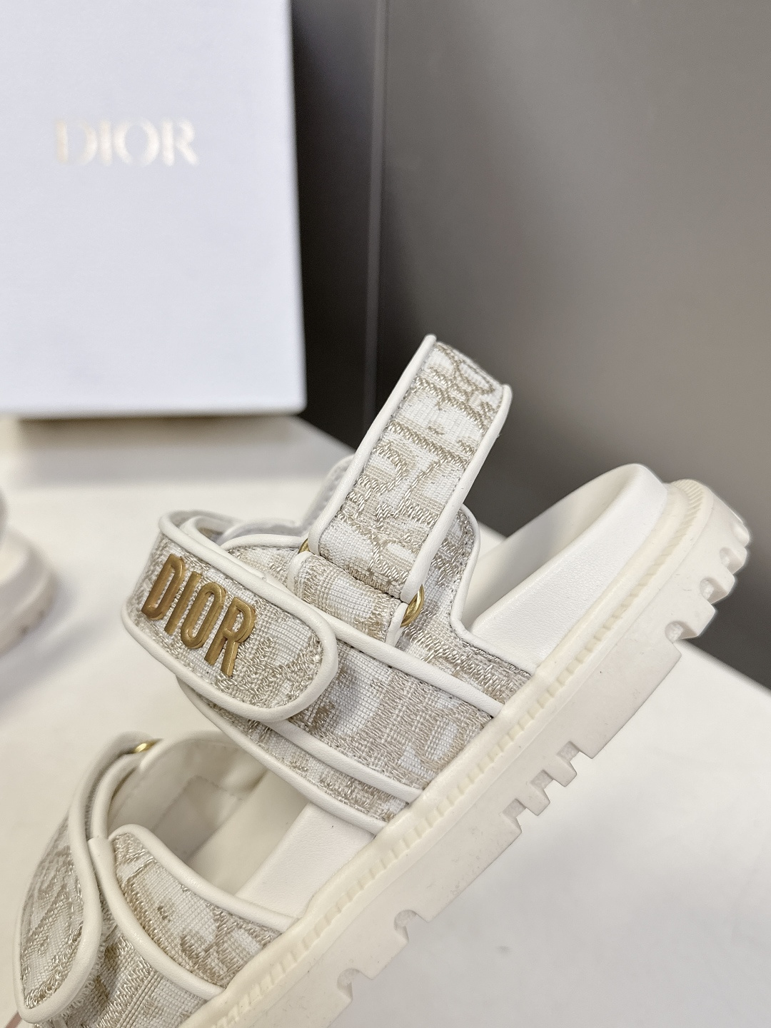 Dior迪奥春夏最新款魔术贴凉鞋、超多明星网红种草、经典的版型设计➕上迪奥LOGO五金点缀、超好看超百搭