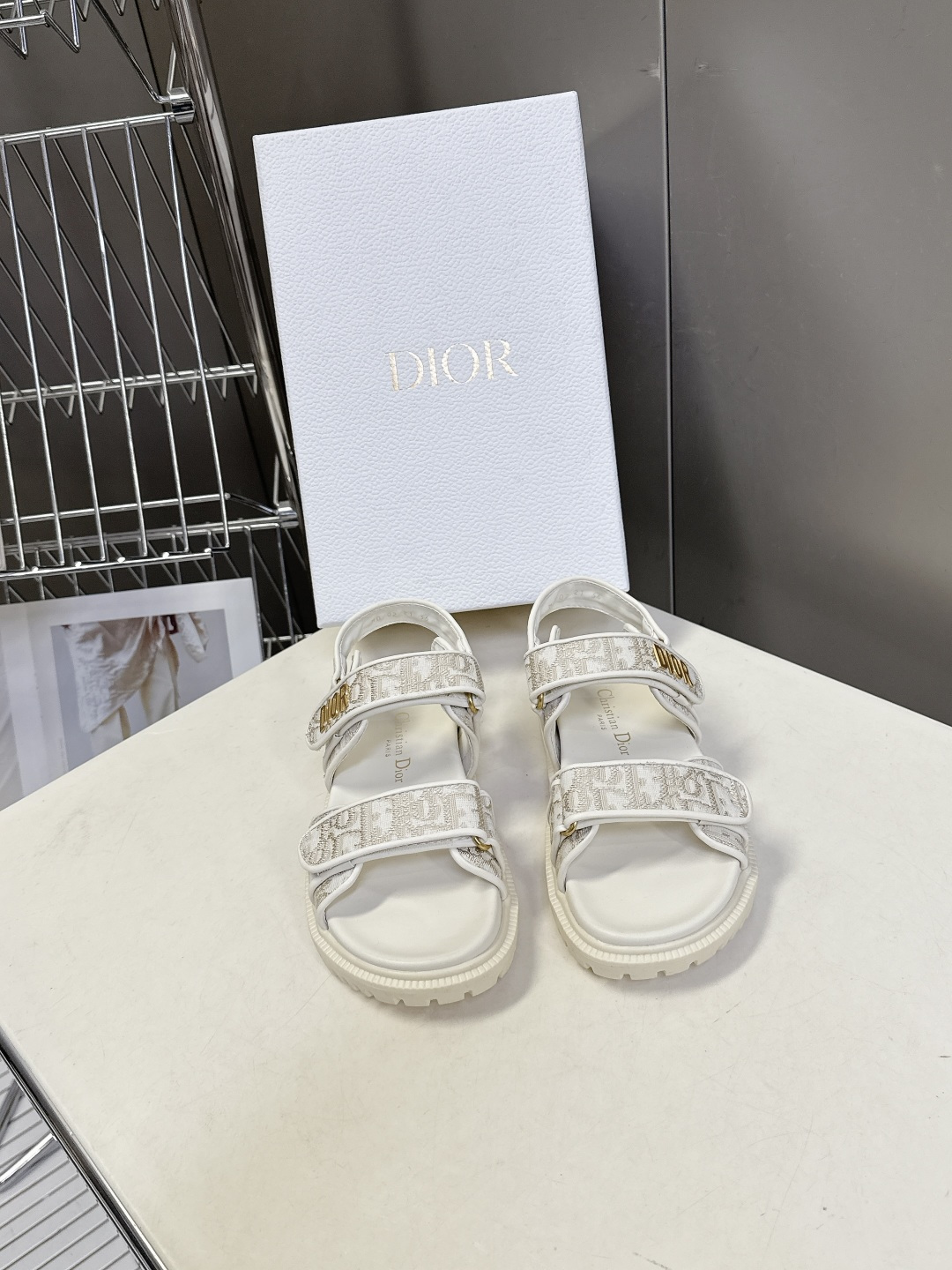 Dior迪奥春夏最新款魔术贴凉鞋、超多明星网红种草、经典的版型设计➕上迪奥LOGO五金点缀、超好看超百搭